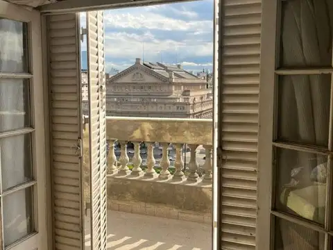 Amplio piso con balcón y terraza - en venta - Retiro