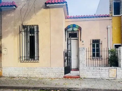 CASA CON AMPLIO JARDÍN EN BARRIO PARQUE