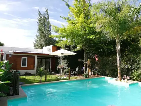Casa con pileta y quincho en El Cazador