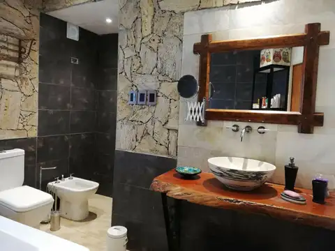 Casa con pileta y quincho en El Cazador