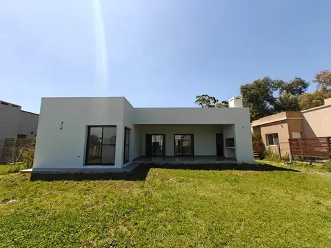 Casa 4 ambientes con 2 baños