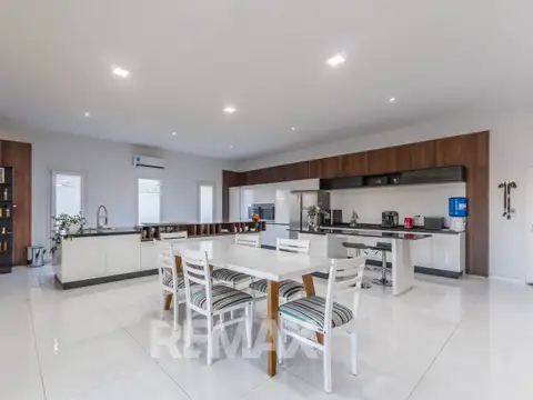 Casa en Venta con 3 cocheras