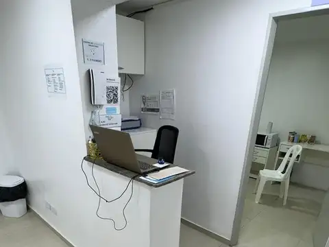 Oficina 9 ambientes con 2 baños