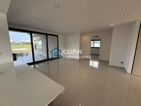 Casa en Alquiler con 3 cocheras
