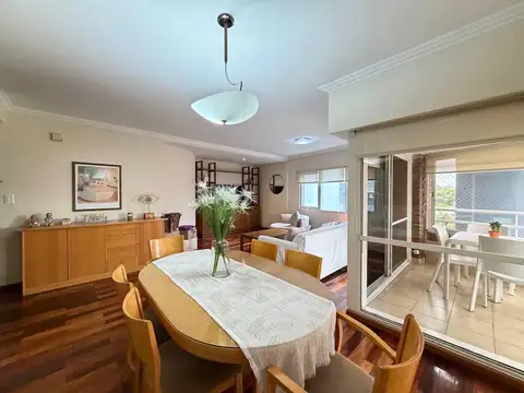 ALQUILER: departamento de tres dormitorios con balcón, cochera y amenities. Rosario, Lourdes