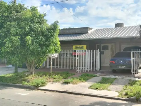 CASA DE MATERIAL EN BUEN BARRIO