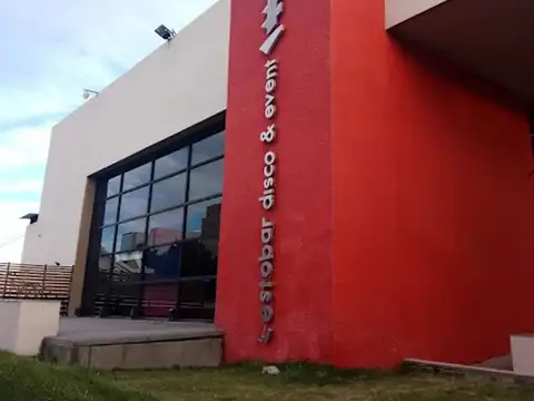 LOCAL 2500M2 SOBRE AVENIDA MAS FONDO DE COMERCIO