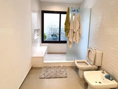 Casa 5 ambientes con 4 baños