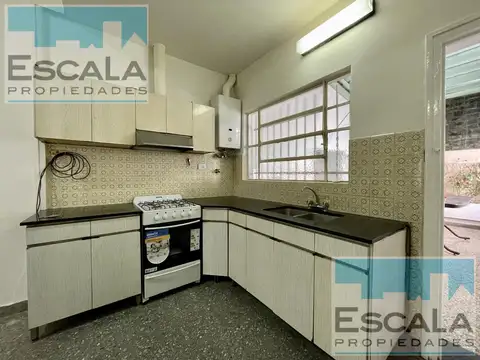 Casa 6 ambientes con 2 baños