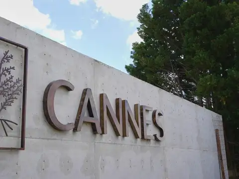 Lote con Posesion en Cannes primer manzana en esquina 584 m2
