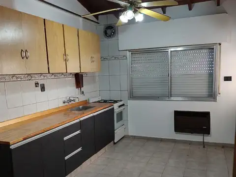 CASA 3 AMBIENTES , COCHERA , PATIO CON PARRILLA Y GUARDA COSAS 200 MTS 2 APROX, VILLA LUZURIAGA