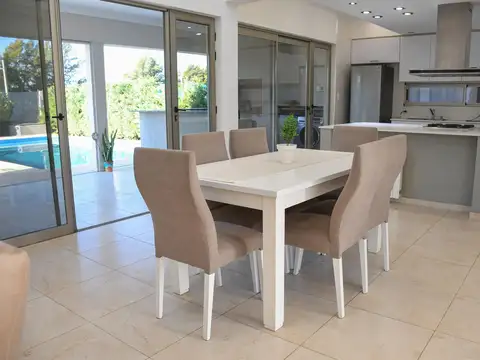 Casa 4 ambientes con 2 baños