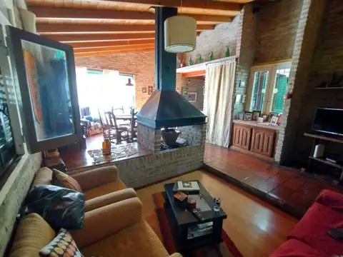 CASA 3 AMBIENTES EN VENTA UDAONDO JARDIN PILETA