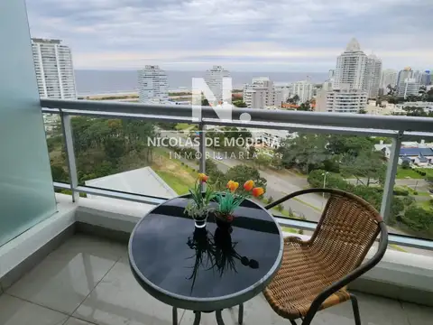 Apartamento en venta en torre One, 1 dormitorio amueblado, vista al mar, playa brava 