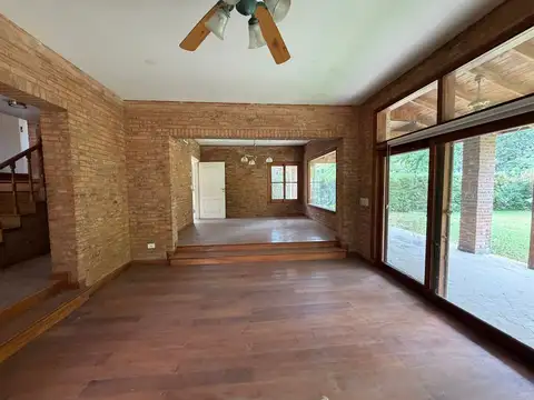 Casa 6 ambientes con 2 baños