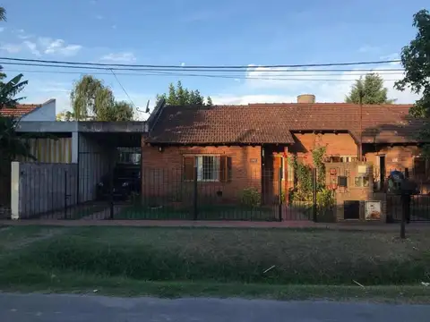 Casa en venta - 2 Dormitorios 1 Baño - Cochera - 300Mts2 - Luján