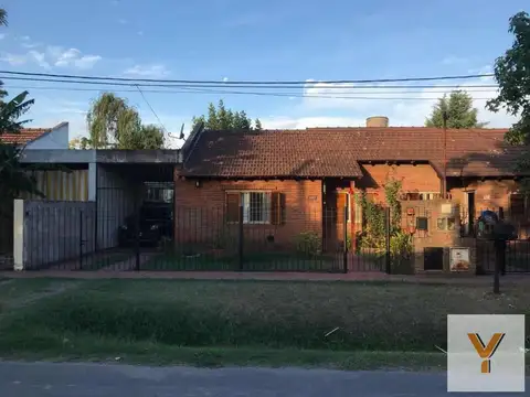 Casa en venta - 2 Dormitorios 1 Baño - Cochera - 300Mts2 - Luján