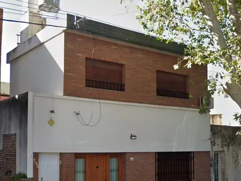 Casa de 2 plantas en venta en Echesortu