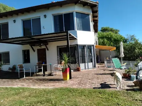 Casa 4 ambientes con 2 baños