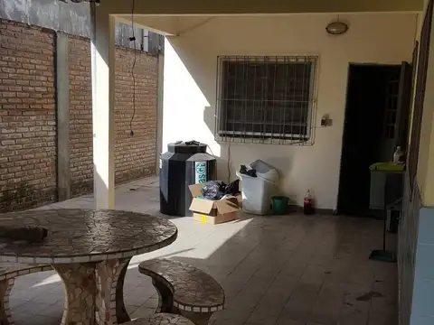 Casa 4 ambientes con 2 baños