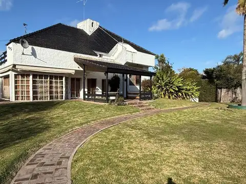 Casa 5 ambientes con 3 baños