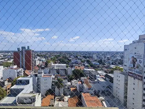 EXCELENTE DEPTO. DE 2 AMB CON BALCON PISO 13º  MODERNIZADO 
