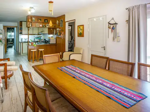Casa 11 ambientes con 2 baños