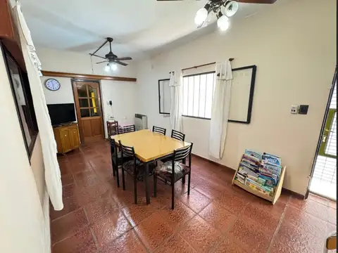 Casa 6 ambientes con 2 baños