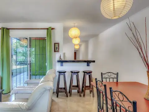 Casa 6 ambientes con 2 baños