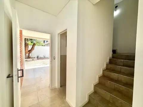 Depto Tipo Casa en Alquiler con 2 cocheras