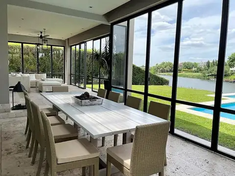 Casa 9 ambientes con 4 baños