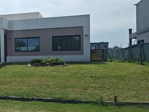 Casa 4 ambientes con 4 baños