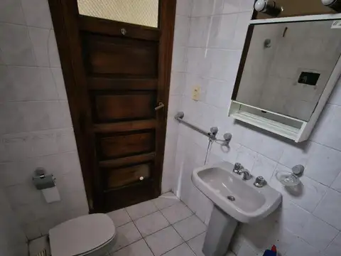 CASA CON LOCAL Y GARAGE SOBRE AVENIDA