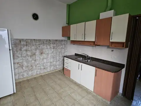 CASA CON LOCAL Y GARAGE SOBRE AVENIDA