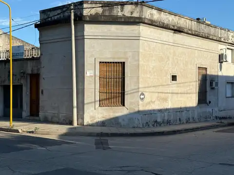 Casa en Esquina 2 dormitorios y Garaje . VENTA O PERMUTA