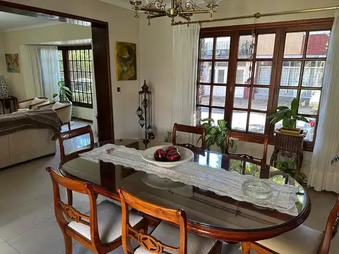 Casa en Venta con 3 cocheras