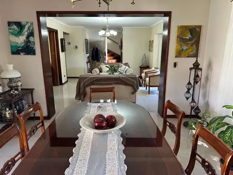 Casa 6 ambientes con 2 baños
