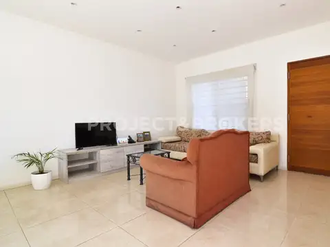 Casa en Venta con 4 cocheras