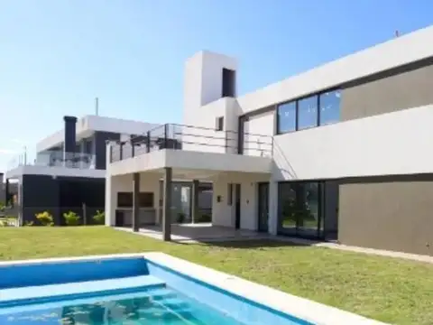 Casa en venta - 3 Dormitorios 3 Baños - 656Mts2 - Canning