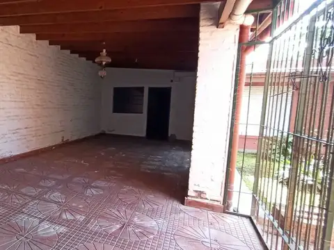 Casa 5 ambientes con 1 baño