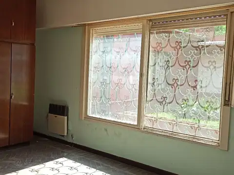 Casa 5 ambientes con 1 baño