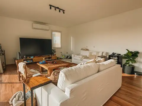 Venta casa en Barrio San Fermín, única casa en venta a la laguna con orientación noroeste