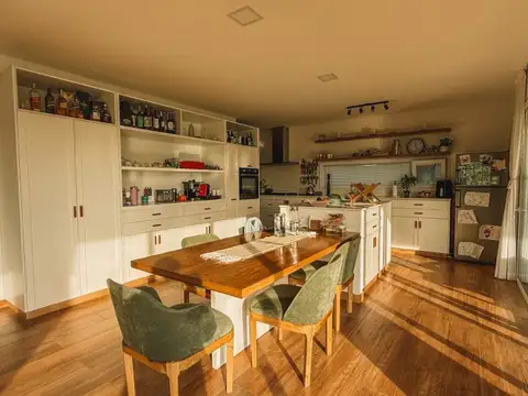 Venta casa en Barrio San Fermín, única casa en venta a la laguna con orientación noroeste