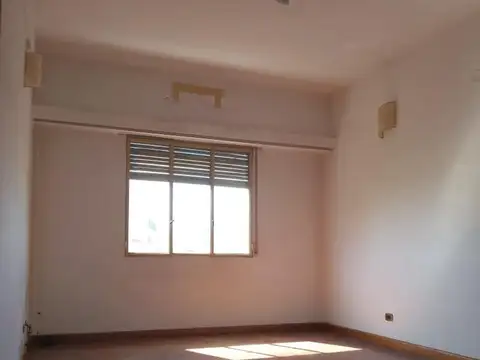 DEPARTAMENTO DE TRES AMB A LA CALLE (POR ESCALERA) MUY LINDO
