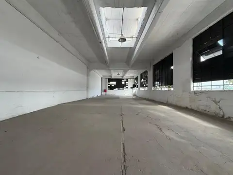 deposito galpon industrial  477M2 en PARQUE SUAREZ con operacion 24hs
