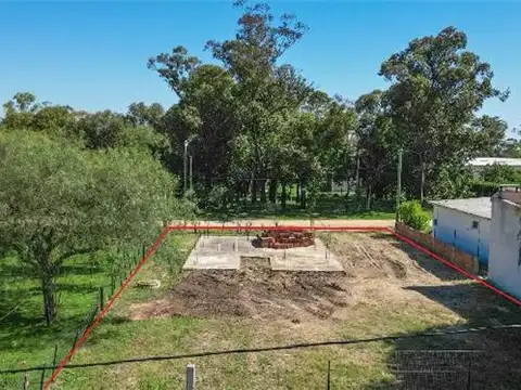 Terreno con 2 Frentes y Atractivas mejoras.