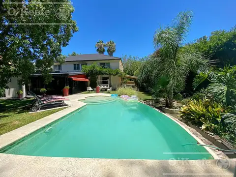 Casa en venta de dos plantas con amplios ambientes en Abril Country Club, Guillermo Hudson.