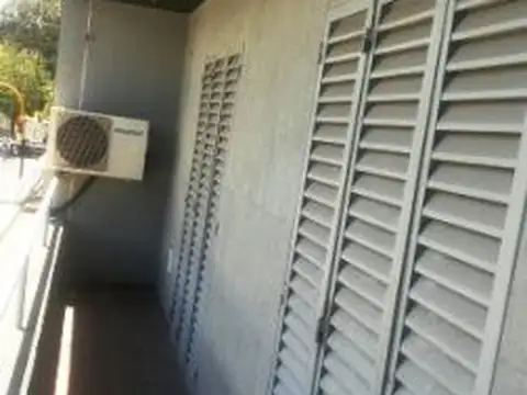 Excelente depratamento de 3 ambientos, con habitacion de Servicio y baño