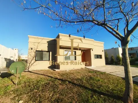 Venta Casa en Barrio Santa Elena - Pilar del Este