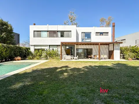 Casa  en venta en El Encuentro con laguna- Benavidez 